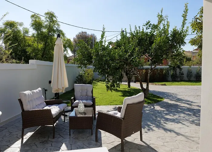 Walnut House - Peaceful Private Garden Villa