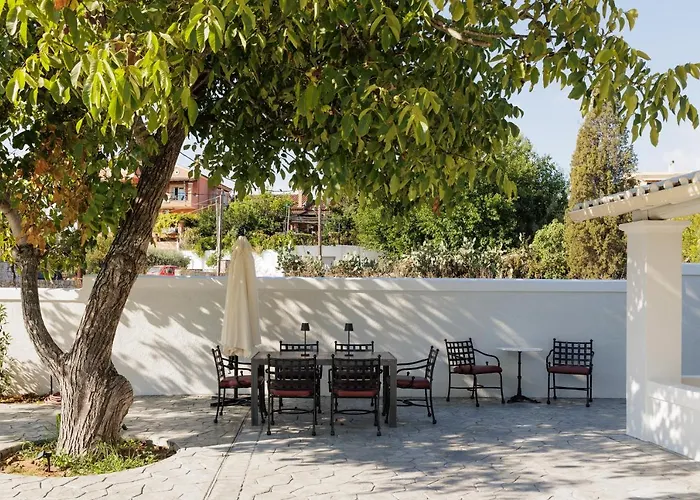Walnut House - Peaceful Private Garden Villa *
