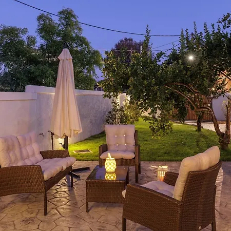 Walnut House - Peaceful Private Garden Villa *