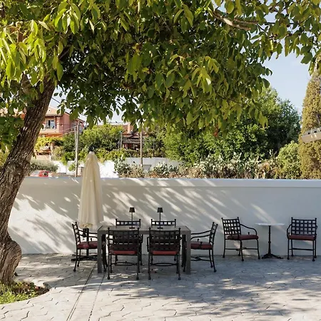 Walnut House - Peaceful Private Garden Villa *