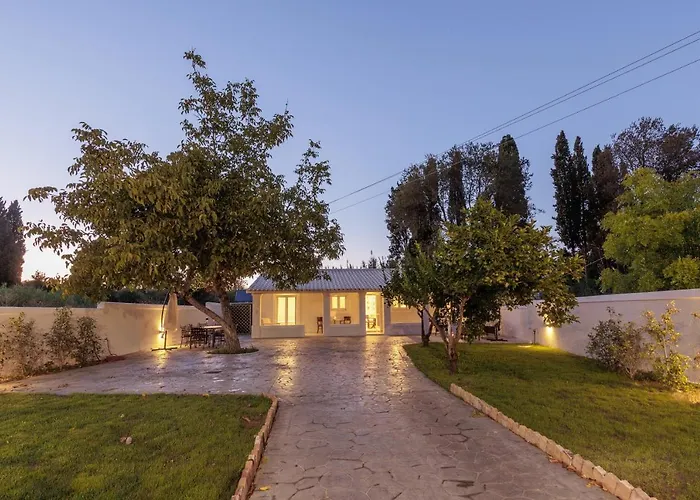 Walnut House - Peaceful Private Garden Villa