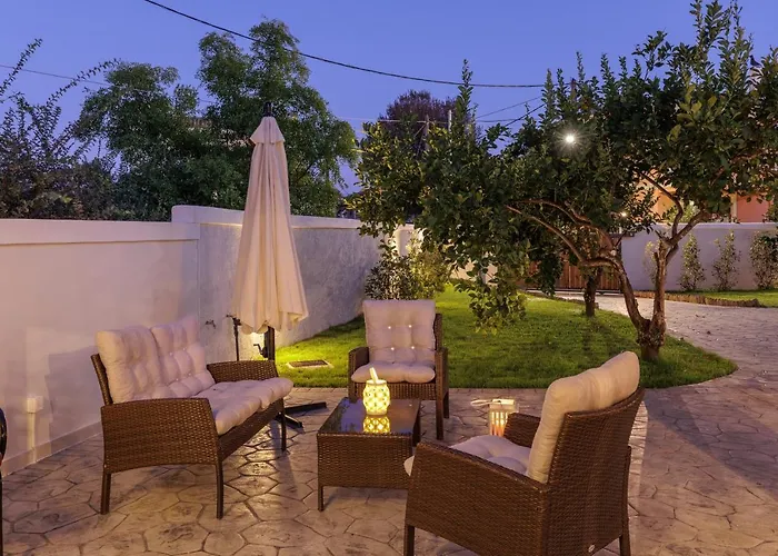 Walnut House - Peaceful Private Garden Villa *