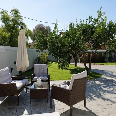 Walnut House - Peaceful Private Garden Villa